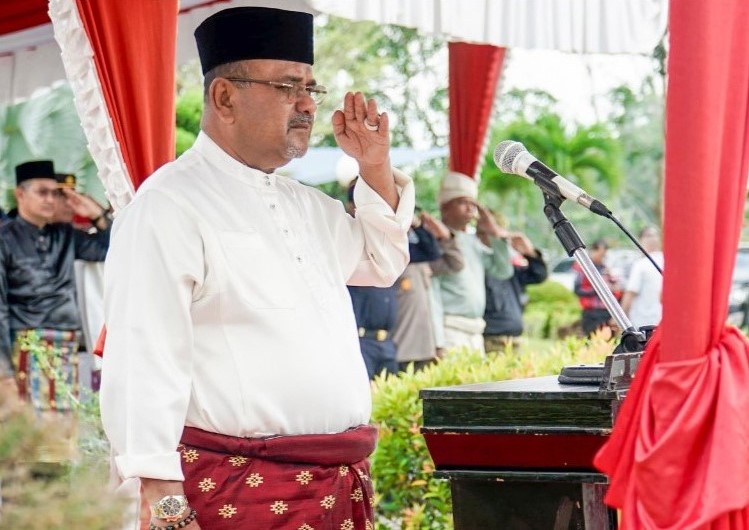 Bupati Karimun, Aunur Rafiq menjadi inspektur upacara HUT ke-22 Provinsi Kepri | Foto: Nichita
