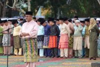 Bupati Karimun, Aunur Rafiq beserta jajarannya mengenakan baju Kurung Melayu saat Apel beberapa waktu lalu | Foto: Nichita