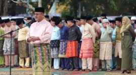 Bupati Karimun, Aunur Rafiq beserta jajarannya mengenakan baju Kurung Melayu saat Apel beberapa waktu lalu | Foto: Nichita