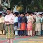 Bupati Karimun, Aunur Rafiq beserta jajarannya mengenakan baju Kurung Melayu saat Apel beberapa waktu lalu | Foto: Nichita