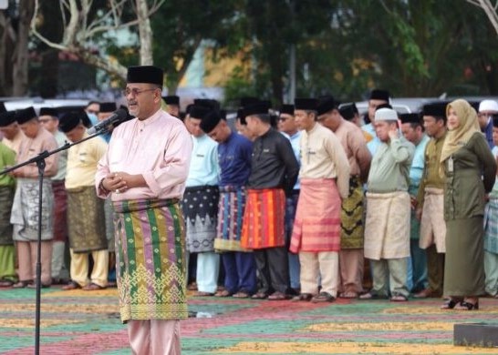 Bupati Karimun, Aunur Rafiq beserta jajarannya mengenakan baju Kurung Melayu saat Apel beberapa waktu lalu | Foto: Nichita
