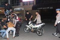 Personel Polresta Barelang mengangkut sepeda motor yang tidak memiliki surat resmi dalam operasi cipta kondisi pada, Sabtu (21/9/2024) | Foto: Dian