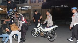 Personel Polresta Barelang mengangkut sepeda motor yang tidak memiliki surat resmi dalam operasi cipta kondisi pada, Sabtu (21/9/2024) | Foto: Dian
