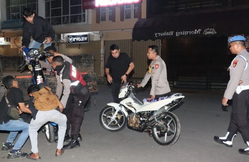 Personel Polresta Barelang mengangkut sepeda motor yang tidak memiliki surat resmi dalam operasi cipta kondisi pada, Sabtu (21/9/2024) | Foto: Dian