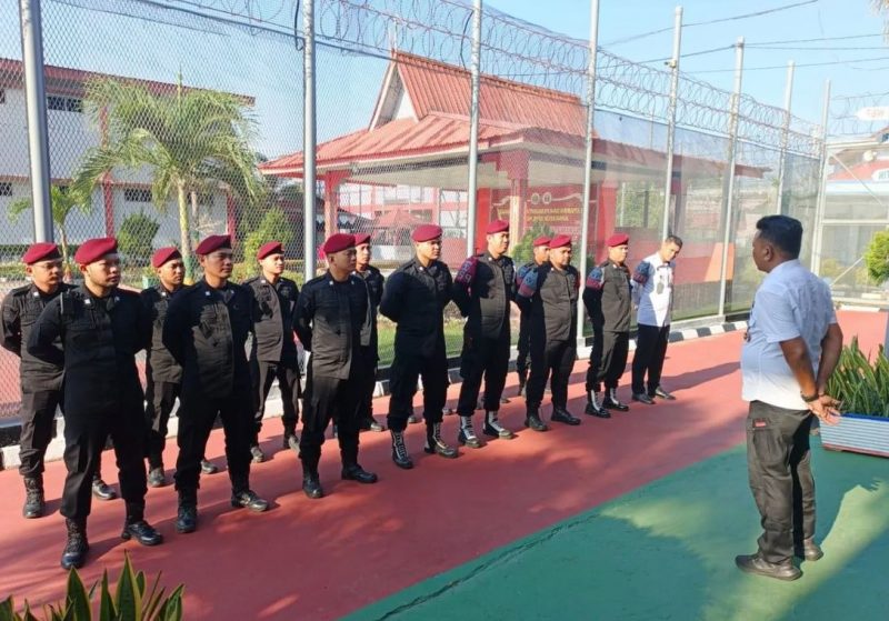 Kalapas Narkotika Kelas IIA Tanjungpinang, Bejo memberikan arahan penting kepada petugas pengamanan pada, Rabu (25/9/2024) | Foto: Andri