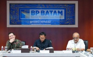Deputi Bidang Perekonomian Sekretariat Kabinet, Satya Bhakti Parikesit (tengah) saat kunjungan kerja ke BP Batam | Foto: Humas BP Batam