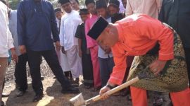 Bupati Lingga, Muhammad Nizar meletakan batu pertama pembangunan rumah tahfizh Sirajul Qur’an | Foto: Wandy