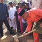 Bupati Lingga, Muhammad Nizar meletakan batu pertama pembangunan rumah tahfizh Sirajul Qur’an | Foto: Wandy