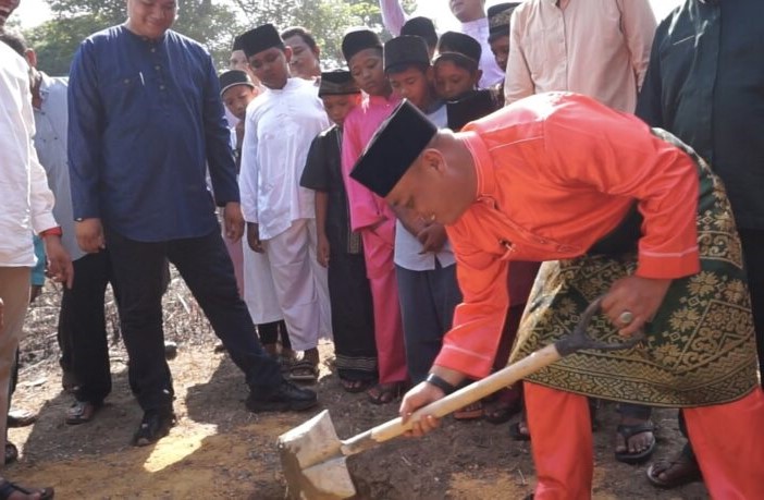 Bupati Lingga, Muhammad Nizar meletakan batu pertama pembangunan rumah tahfizh Sirajul Qur’an | Foto: Wandy