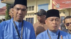 Pasangan Calon Bupati dan Wakil Bupati Lingga, Nizar (kanan), Novrizal (kiri) diwawancara wartawan usai pencabutan nomor urut | Foto: Wandy