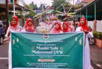Ratusan Ibu-ibu dari BKMT Kampung Bulang semangat mengikuti Pawai Maulid Nabi SAW | Foto: Andri