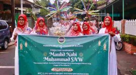 Ratusan Ibu-ibu dari BKMT Kampung Bulang semangat mengikuti Pawai Maulid Nabi SAW | Foto: Andri