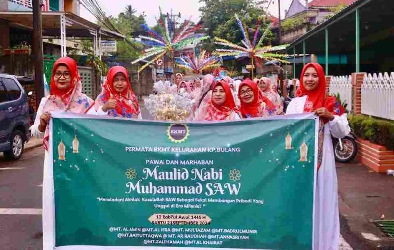 Ratusan Ibu-ibu dari BKMT Kampung Bulang semangat mengikuti Pawai Maulid Nabi SAW | Foto: Andri