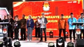 Ketua KPU Kota Batam, Mawardi menyampaikan teks deklarasi kampanye damai, diikuti kedua Paslon Wali Kota dan Wakil Wali Kota | Foto: Dian