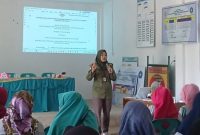 Duta Digital Kabupaten Karimun, Helmasari membuka pelatihan Kewirausahaan Ruang Komunitas Digital Desa Perayun | Foto: Nichita