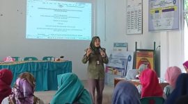 Duta Digital Kabupaten Karimun, Helmasari membuka pelatihan Kewirausahaan Ruang Komunitas Digital Desa Perayun | Foto: Nichita