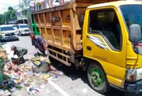 Petugas kebersihan Dinas Lingkungan Hidup Karimun mulai melakukan pengangkutan sampah yang berserakan ke badan jalan | Foto: Nichita