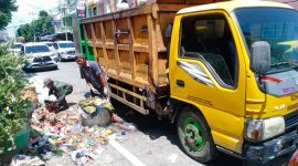 Petugas kebersihan Dinas Lingkungan Hidup Karimun mulai melakukan pengangkutan sampah yang berserakan ke badan jalan | Foto: Nichita