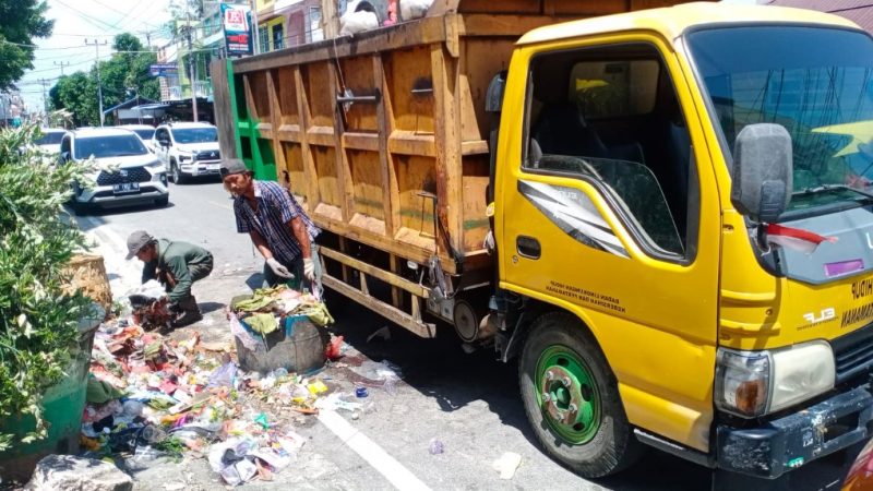 Petugas kebersihan Dinas Lingkungan Hidup Karimun mulai melakukan pengangkutan sampah yang berserakan ke badan jalan | Foto: Nichita
