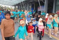 Jalan sehat diikuti seluruh keluarga besar Bandara RHA dan stakeholder terkait seperti BMKG Karimun | Foto: Dian