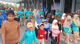 Jalan sehat diikuti seluruh keluarga besar Bandara RHA dan stakeholder terkait seperti BMKG Karimun | Foto: Dian
