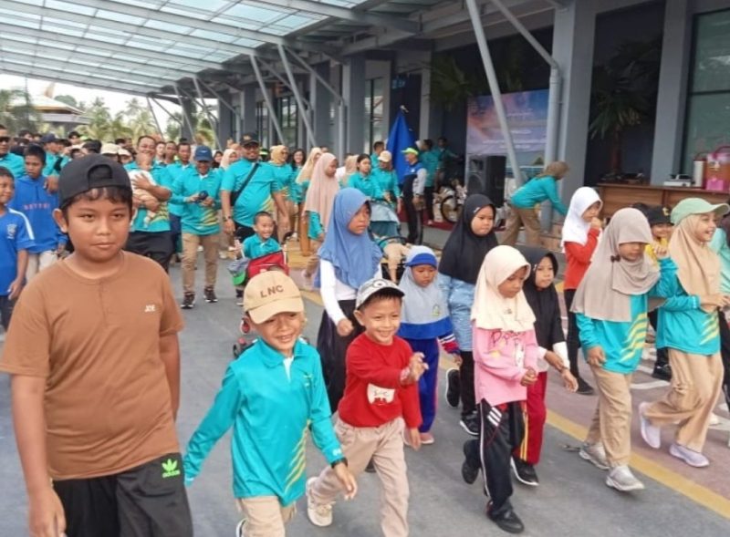 Jalan sehat diikuti seluruh keluarga besar Bandara RHA dan stakeholder terkait seperti BMKG Karimun | Foto: Dian