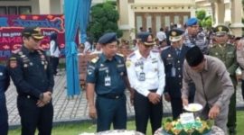 Usai upacara, Plt Sekdakab Karimun Djunaidy memotong tumpeng peringatan Hari Perhubungan Nasional 2024 | Foto: Nichita