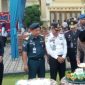 Usai upacara, Plt Sekdakab Karimun Djunaidy memotong tumpeng peringatan Hari Perhubungan Nasional 2024 | Foto: Nichita