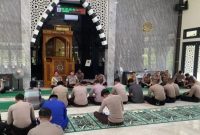 Personel Polres Lingga beragama Islam mengikuti kegiatan Pembinaan Rohani dan Mental di Masjid Al-Munawar | Foto: Wandy