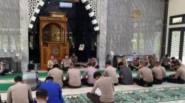Personel Polres Lingga beragama Islam mengikuti kegiatan Pembinaan Rohani dan Mental di Masjid Al-Munawar | Foto: Wandy