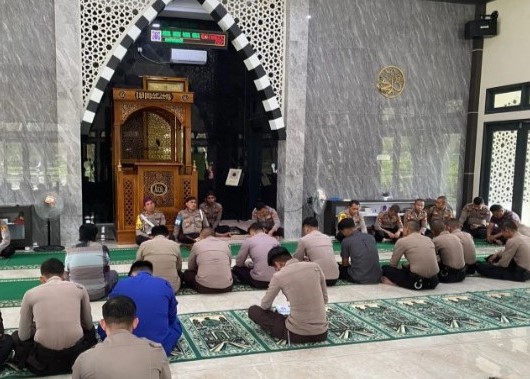 Personel Polres Lingga beragama Islam mengikuti kegiatan Pembinaan Rohani dan Mental di Masjid Al-Munawar | Foto: Wandy