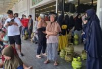 Masyarakat padati pasar Batam Centre untuk membeli Gas LPG 3 Kg | Foto: Dian
