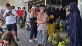 Masyarakat padati pasar Batam Centre untuk membeli Gas LPG 3 Kg | Foto: Dian