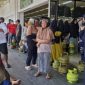 Masyarakat padati pasar Batam Centre untuk membeli Gas LPG 3 Kg | Foto: Dian