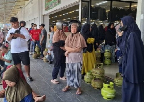 Masyarakat padati pasar Batam Centre untuk membeli Gas LPG 3 Kg | Foto: Dian