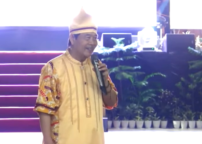 Ustadz Madit Musyawaroh memberikan ceramah agama dalam peringatan Maulid Nabi SAW Pemprov Kepri di Karimun | Foto: Nichita