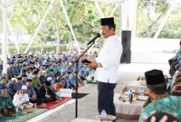 Wali Kota Batam, Muhammad Rudi menyerahkan 4.500 karung beras untuk tokoh agama | Foto: Dian