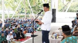 Wali Kota Batam, Muhammad Rudi menyerahkan 4.500 karung beras untuk tokoh agama | Foto: Dian