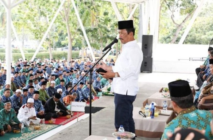 Wali Kota Batam, Muhammad Rudi menyerahkan 4.500 karung beras untuk tokoh agama | Foto: Dian