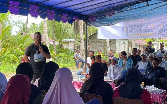 Calon Bupati Lingga, Muhammad Nizar memberikan sambutan saat kampanye di Dusun Pengambil pada, Selasa (1/10/2024) | Foto: Wandy