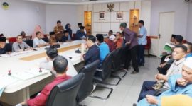 Proses pendandatanganan 27 berkas Naskah Perjanjian Hibah Daerah untuk rumah ibadah di Kota Batam | Foto: Dian