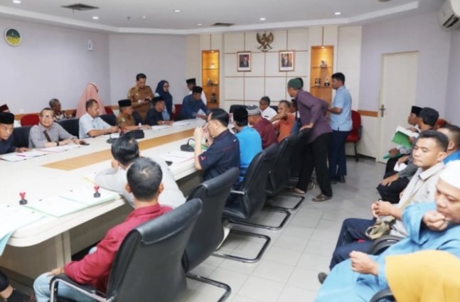 Proses pendandatanganan 27 berkas Naskah Perjanjian Hibah Daerah untuk rumah ibadah di Kota Batam | Foto: Dian