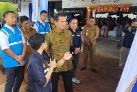 Anggota DPR RI Komisi VII, Asman Abnur menerima penjelasan dari PT PLN Persero terkait pemasangan listrik bagi 205 rumah tidak mampu di Pulau Nguan, Kota Batam | Foto: Dian