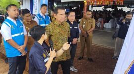 Anggota DPR RI Komisi VII, Asman Abnur menerima penjelasan dari PT PLN Persero terkait pemasangan listrik bagi 205 rumah tidak mampu di Pulau Nguan, Kota Batam | Foto: Dian