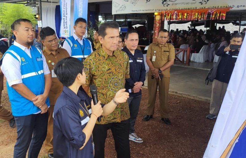 Anggota DPR RI Komisi VII, Asman Abnur menerima penjelasan dari PT PLN Persero terkait pemasangan listrik bagi 205 rumah tidak mampu di Pulau Nguan, Kota Batam | Foto: Dian