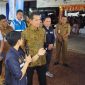 Anggota DPR RI Komisi VII, Asman Abnur menerima penjelasan dari PT PLN Persero terkait pemasangan listrik bagi 205 rumah tidak mampu di Pulau Nguan, Kota Batam | Foto: Dian