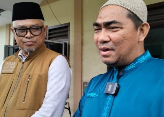 Pasangan Calon Bupati dan Wakil Bupati Karimun nomor urut 3, Bakti Lubis-Raja Bakhtiar diwawancara wartawan usai silaturahmi dengan IKBI | Foto: Nichita