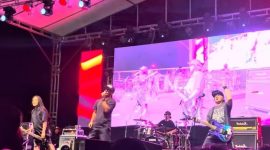 Penampilan Band Jamrud membuat masyarakat histeris dan ikut bernyanyi | Foto: Nichita