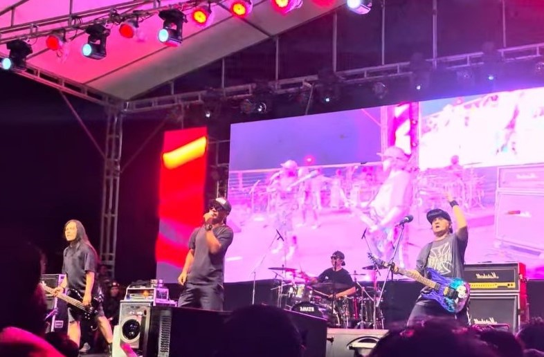 Penampilan Band Jamrud membuat masyarakat histeris dan ikut bernyanyi | Foto: Nichita