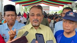 Calon Wakil Gubernur Kepri, Aunur Rafiq saat diwawancarai wartawan usai menemui Himpunan Nelayan Seluruh Indonesia Kabupaten Karimun | Foto: Nichita